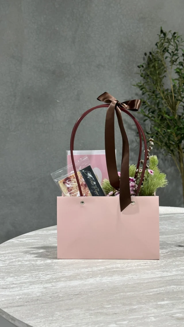 You loved our last flower gift bags, and they sold out so quickly so here’s a new one! now available online 💐🎀 

#flowergift #diygifts #giftsperth #perthdelivery #samedaydelivery