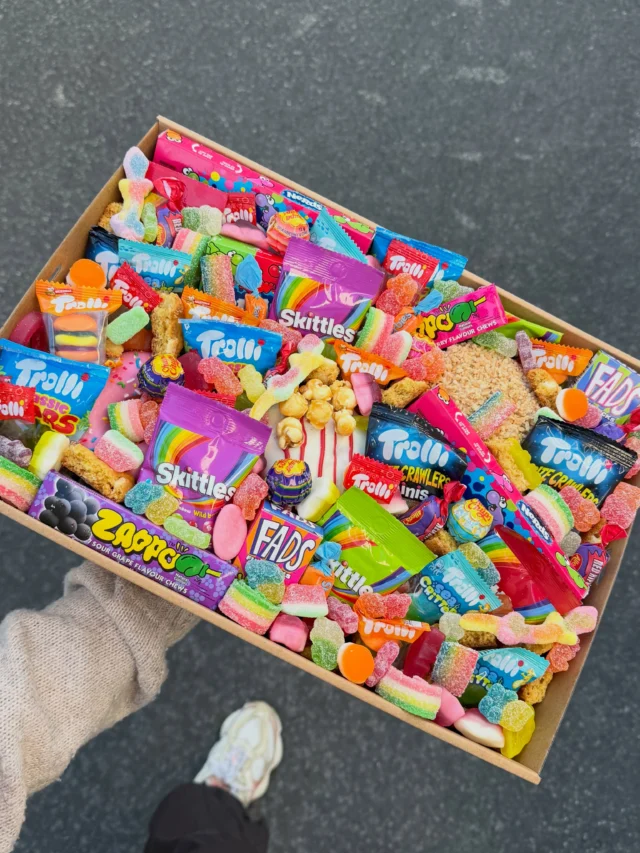 A box full of colour, sugar and instant happiness 💗 Perfect for birthdays, thank yous, cheer ups or just because.

#sugarcoatit #perthgifts #perthgiftdelivery #dessertbox #perthsmallbusiness