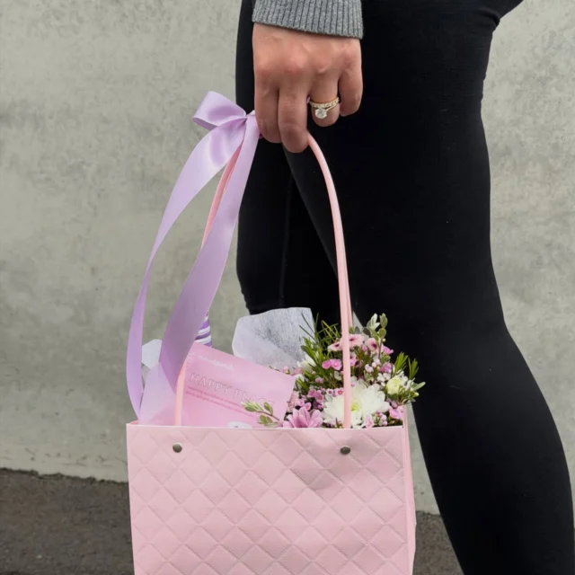 A little something for the those who deserve a treat 💐🍹💗

Meet our NEW Limited Edition Flowers, Spritz & Self Care Gift Bag.

Limited quantities available! 💌